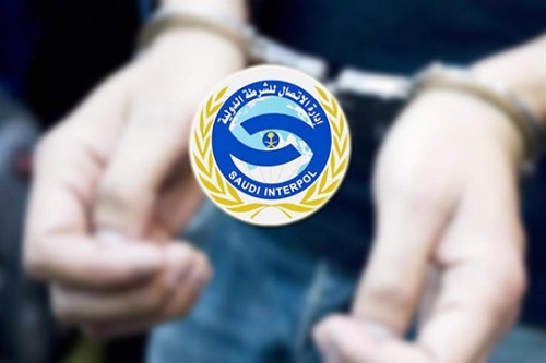 الإنتربول السعودي يسترد مواطنا مطلوبا في عدة قضايا مالية