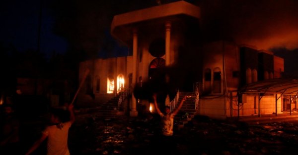 متظاهرون عراقيون يحرقون مقر القنصلية الإيرانية في البصرة