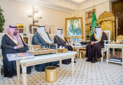 أمير القصيم يلتقي محافظ عنيزة ويتسلّم تقرير مهرجان "الغضا"