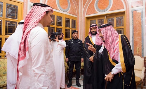 خادم الحرمين يستقبل صلاح وسهل خاشقجي