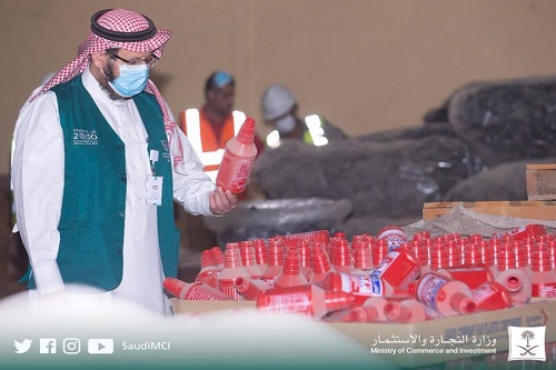 شاهد.. "التجارة" تضبط 7 مستودعات لإنتاج وتصنيع وتخزين زيوت سيارات مغشوشة بالرياض