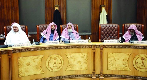"كبار العلماء" منوهة بالقرارات التي أمر بها خادم الحرمين: القيادة تحرص على تحقيق العدالة ومحاسبة المتورطين