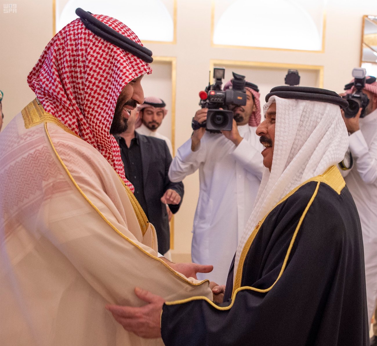 ولي العهد يصل البحرين وملك البحرين في مقدمة مستقبليه (فيديو)