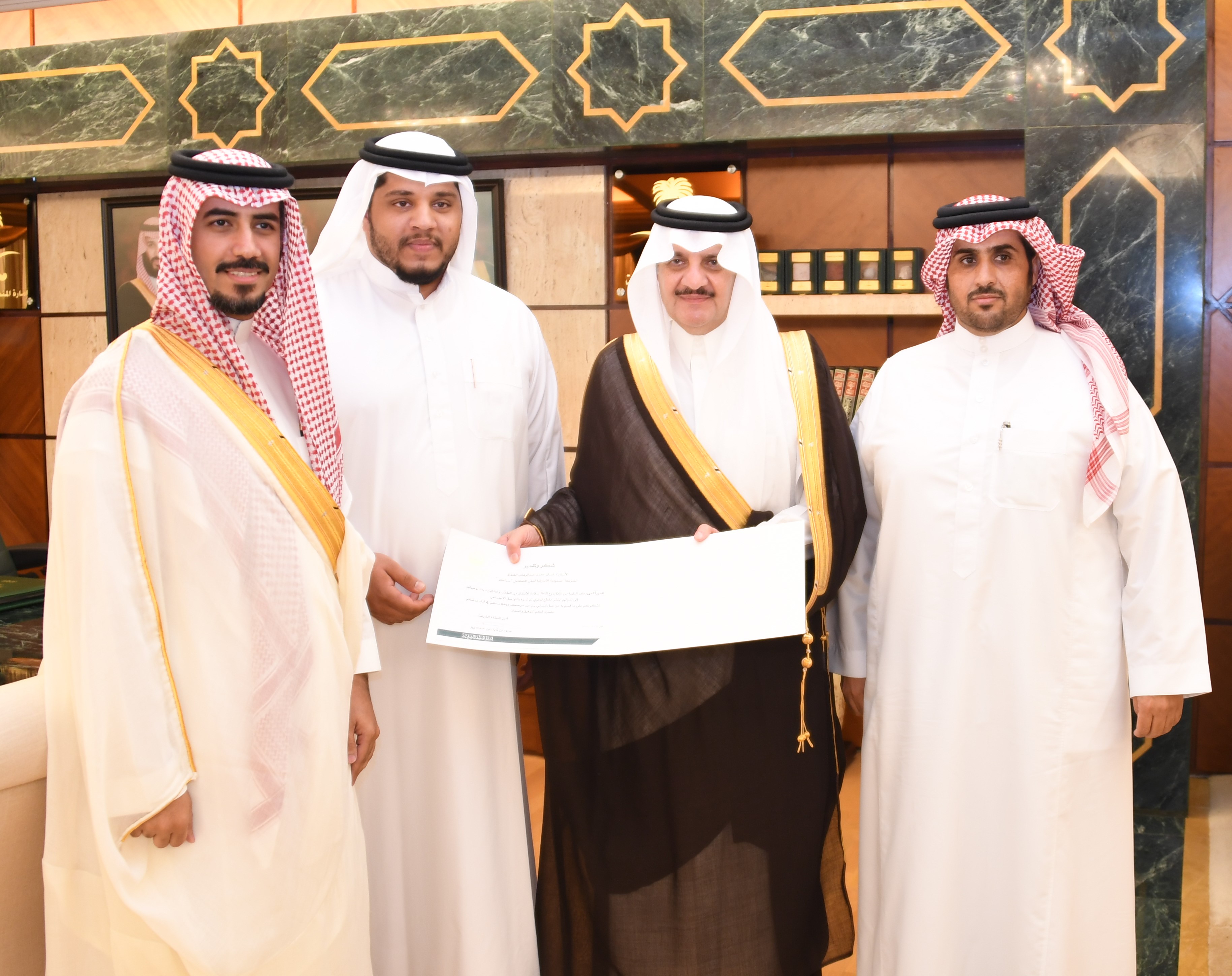 الأمير سعود بن نايف يكرم سائق الحافلة المدرسية " غسان الشقاق "