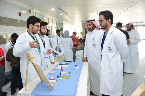 ١١٣ طالب وطالبة من جامعة عبد الرحمن بن فيصل ينظمون معرض (نَفَس وصُعداء)