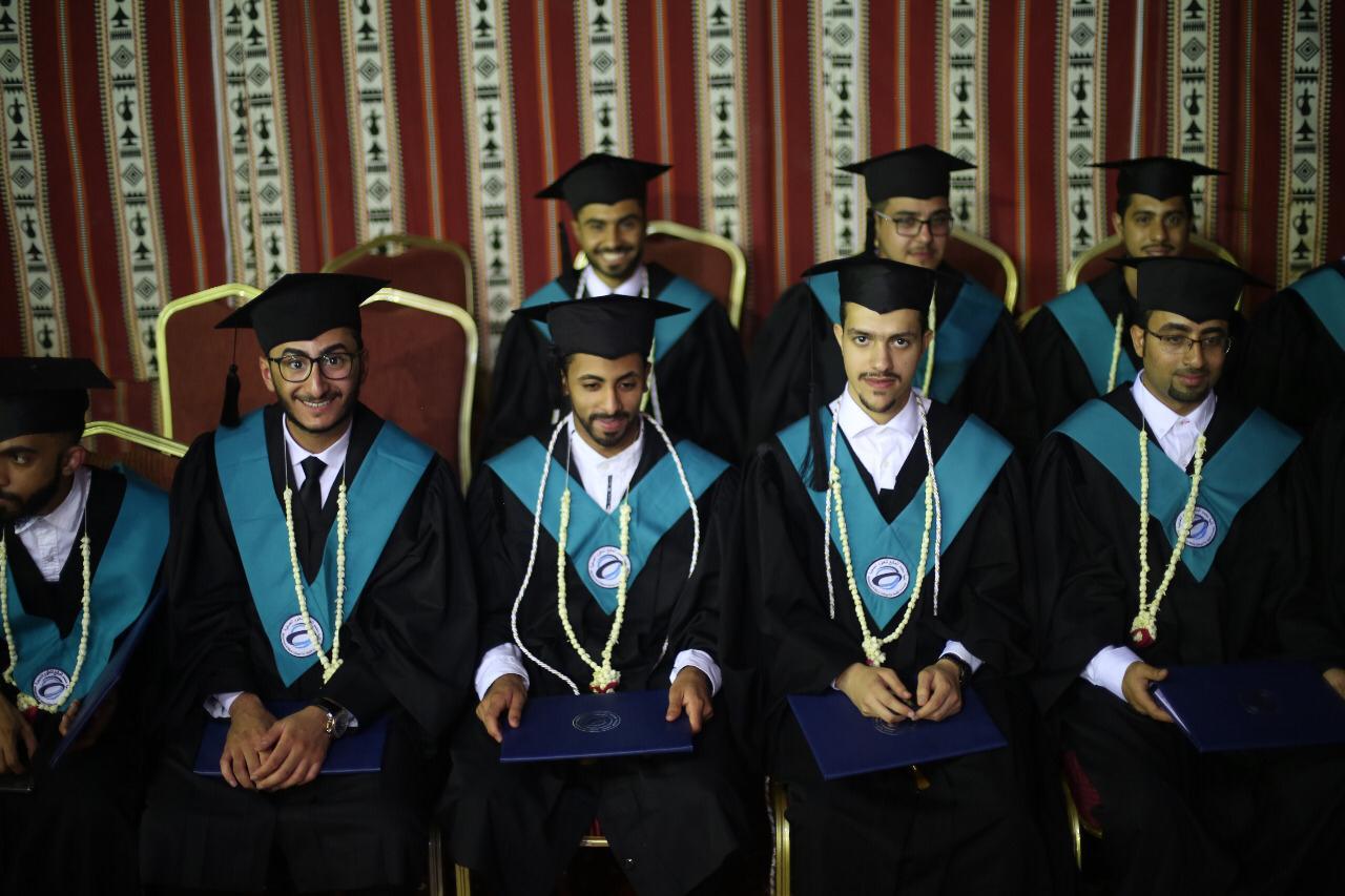 كلية محمد المانع للعلوم الطبية بالخبر تحتفل بتخريج الدفعة الأولى من طلابها