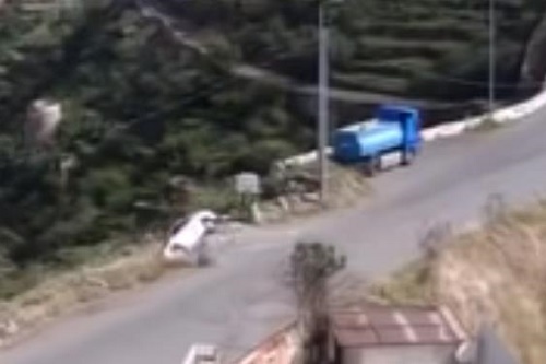 بالفيديو.. لحظة انقلاب سيارة قرب منحدر جبلي في فيفاء