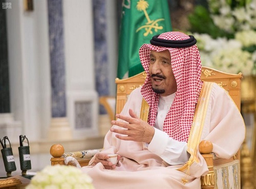 بالصور.. خادم الحرمين يستقبل وزراء سابقين وكتابا ومثقفين بقصر اليمامة