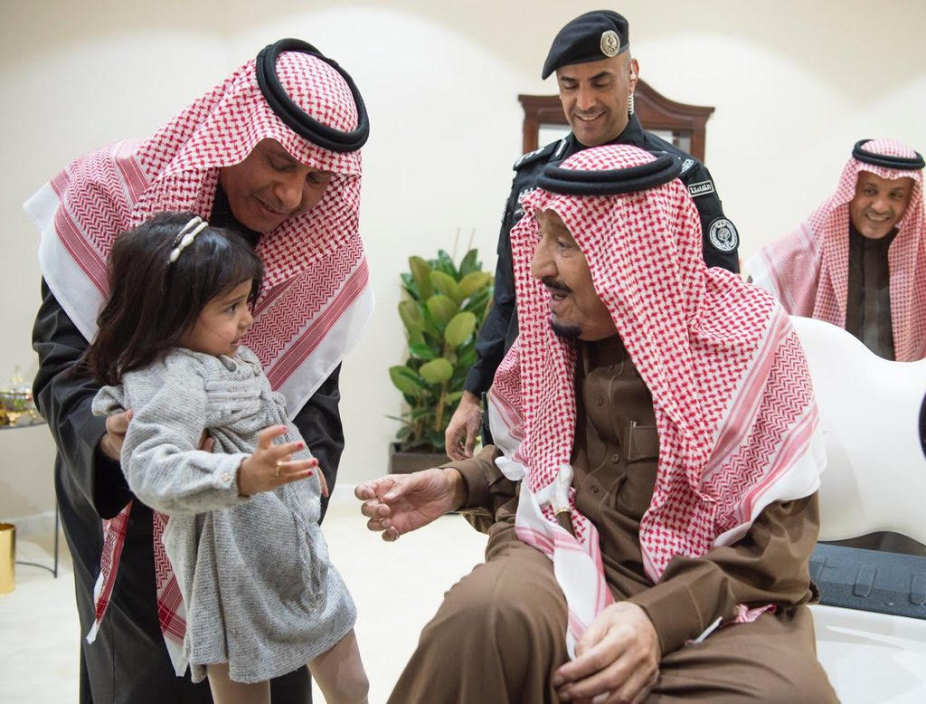 الملك سلمان يستقبل "طفلة القريات" بعد تداول مقطع بكائها (فيديو)