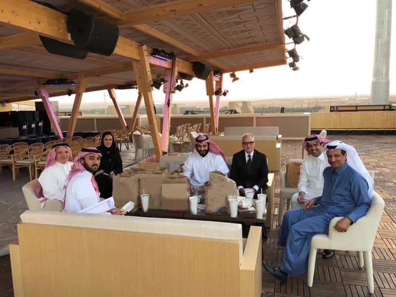 شاهد.. ولي العهد يقف على استعدادات "فورمولا - إي".. ويتناول وجبة سريعة مع القائمين على السباق