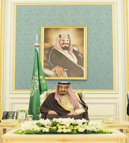 الملك سلمان يستقبل الأمراء والمفتي والعلماء وجمعًا من المواطنين