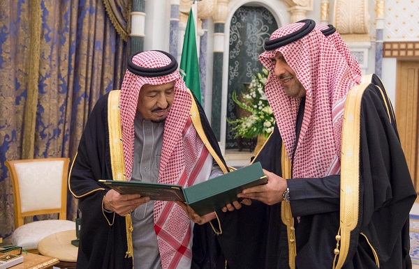خادم الحرمين يتسلّم التقرير السنوي لديوان المراقبة العامة الـ58
