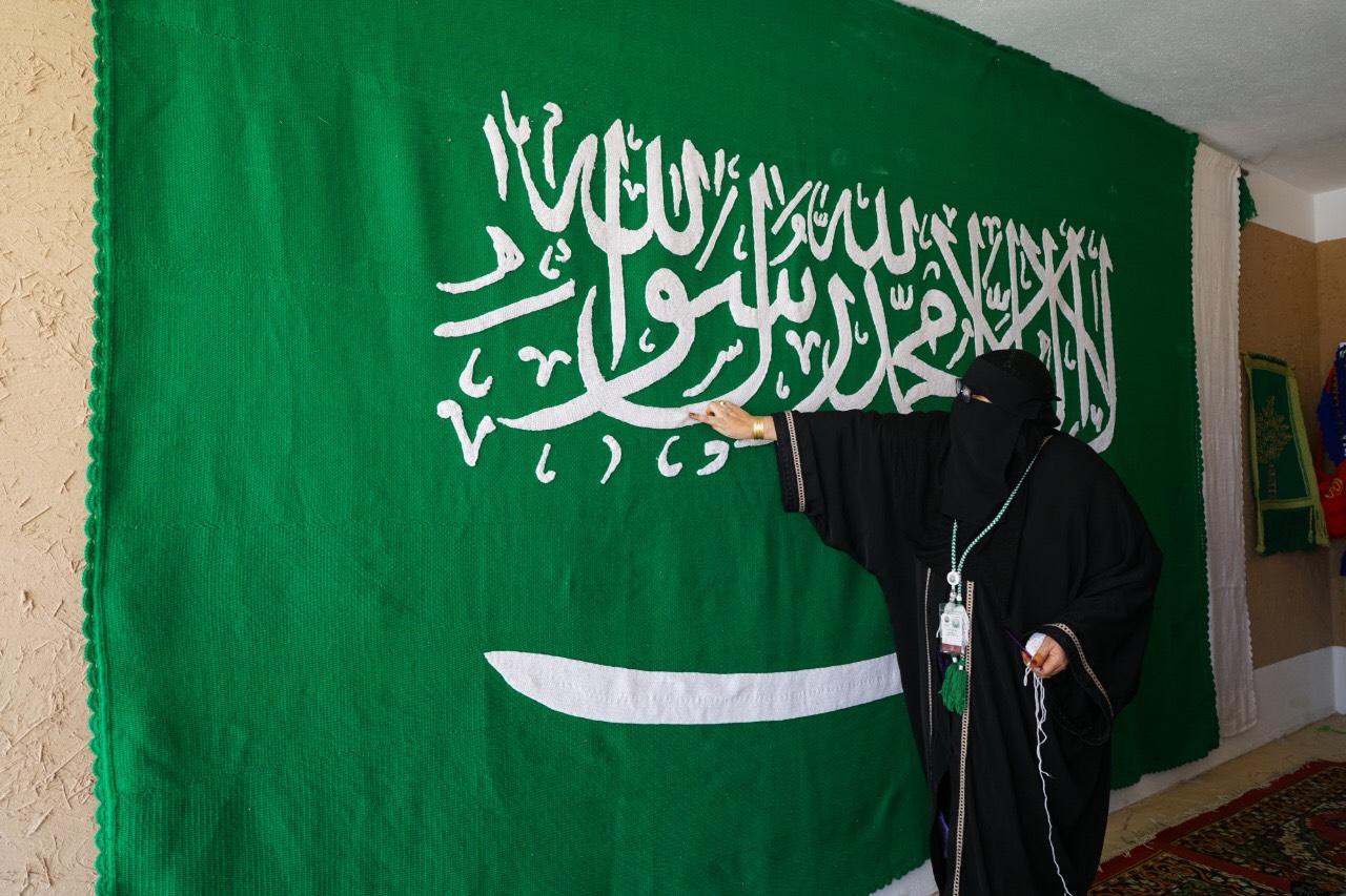 مُسنة في "الجنادرية 33" تصنع أكبر علم من "السدو"