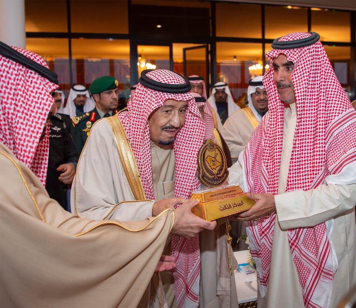 فيديو ..الملك سلمان يكرم الفائزين في سباق الهجن بـ #الجنادرية_33