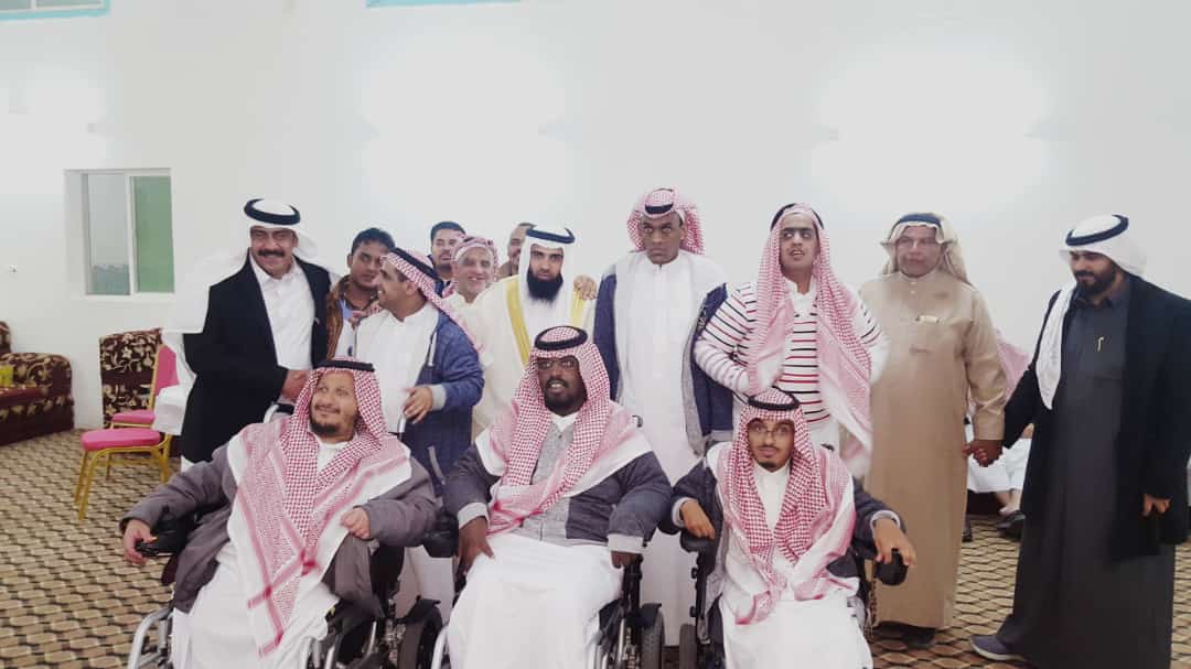 نزلاء مركز التأهيل الشامل بالباحة يشاركون الدكتور صقر فرحة زواجه