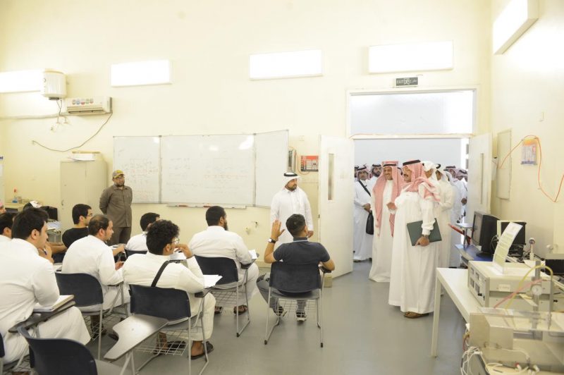 أمير عسير يزور كلية الهندسة بجامعة الملك خالد