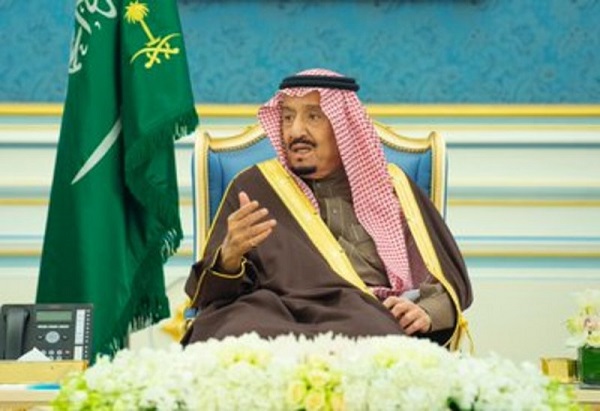 خادم الحرمين يستقبل الأمراء والمفتي والعلماء وجمعاً من المواطنين