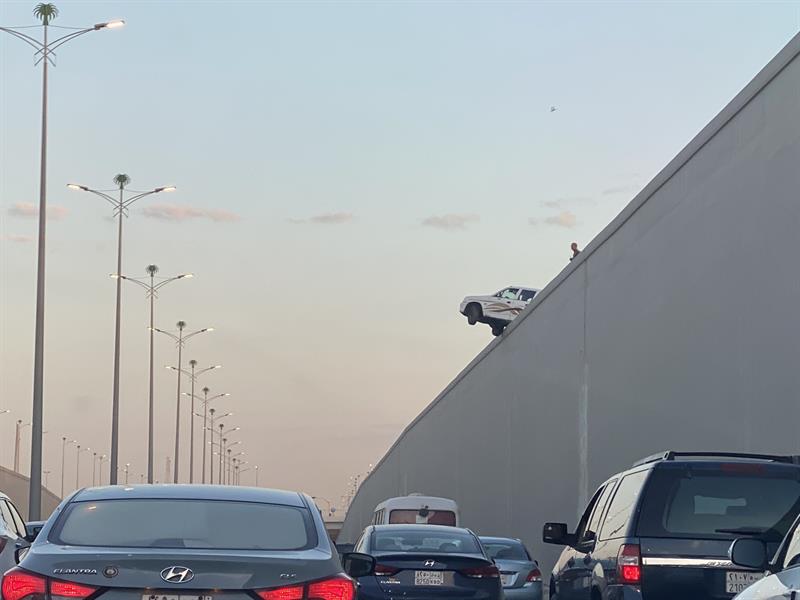 فيديو.. العناية الإلهية تنقذ مركبة من السقوط في نفق بجدة