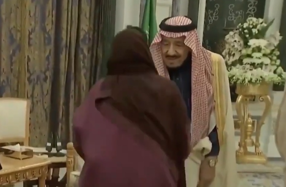 #بالفيديو : الأميرة “ريما بنت بندر” تتقدم بمصافحة #الملك_سلمان .. #شاهد: ردة فعل #خادم_الحرمين!