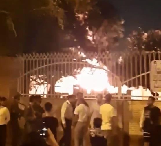 إيران: أهالي بندر عباس يحرقون مستشفىَ بسبب نقل مصابي "كورونا" إليه بدلاً من طهران (فيديو)