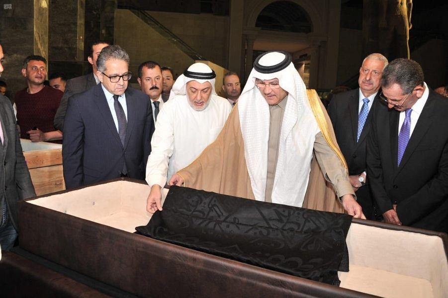 بالصور.. سفير المملكة لدى مصر يسلم قطعة من كسوة الكعبة المشرفة هدية للمتحف المصري