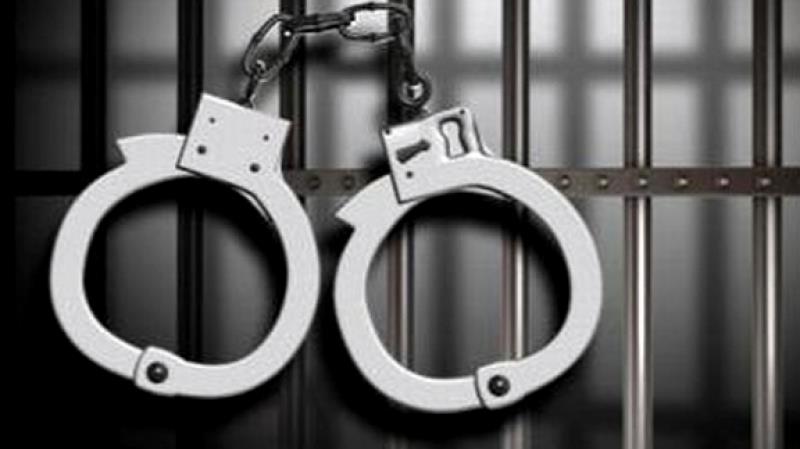 القبض على شابين ظهرا بفيديو وهما يتناولان "الحشيش" داخل مركبة بجدة