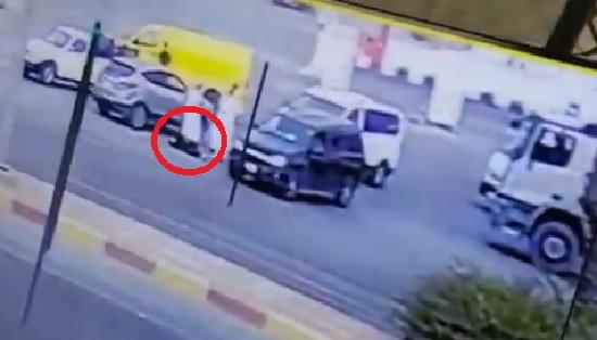 "شرطة عسير" تصدر بياناً حول مقطع دهس مواطن لزوجته بخميس مشيط