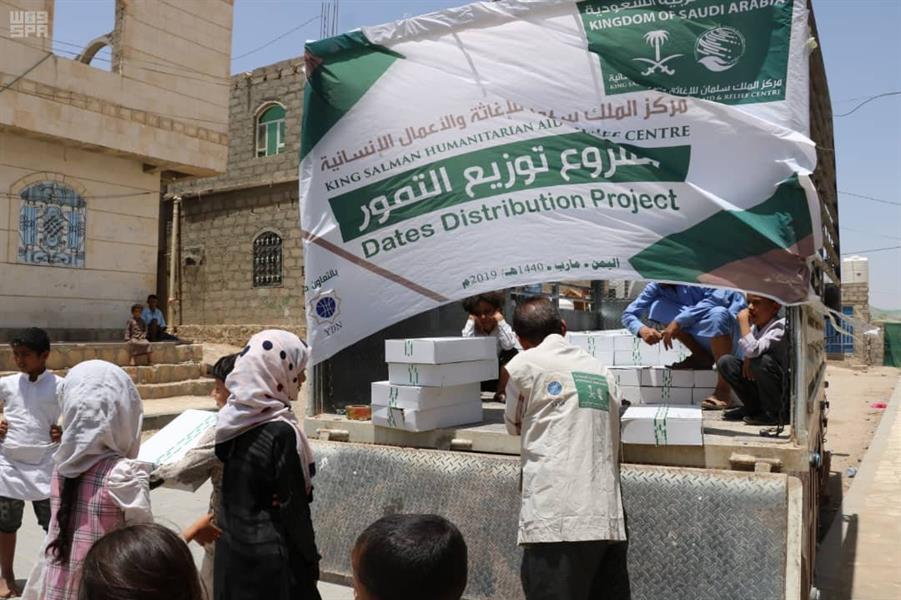 مركز الملك سلمان للإغاثة يسلّم 50 طنًا من التمور هدية المملكة لبنجلاديش