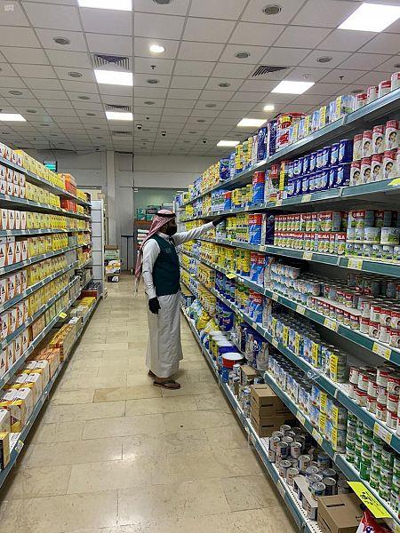 "التجارة" تحث على البقاء بالمنزل واستخدام تطبيقات التوصيل لطلب المواد الاستهلاكية والتموينية