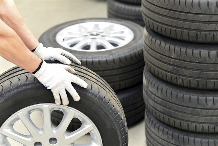 "التجارة" تشهر بمواطن لبيعه إطارات سيارات منتهية الصلاحية وزيوتاً غير مطابقة للمواصفات