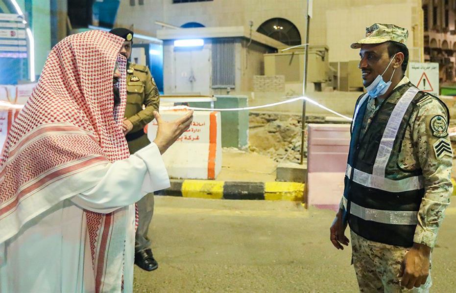 شاهد.. "السديس" يقدم عبوات "زمزم" لمنسوبي القطاعات الأمنية والعسكرية تقديراً لجهودهم