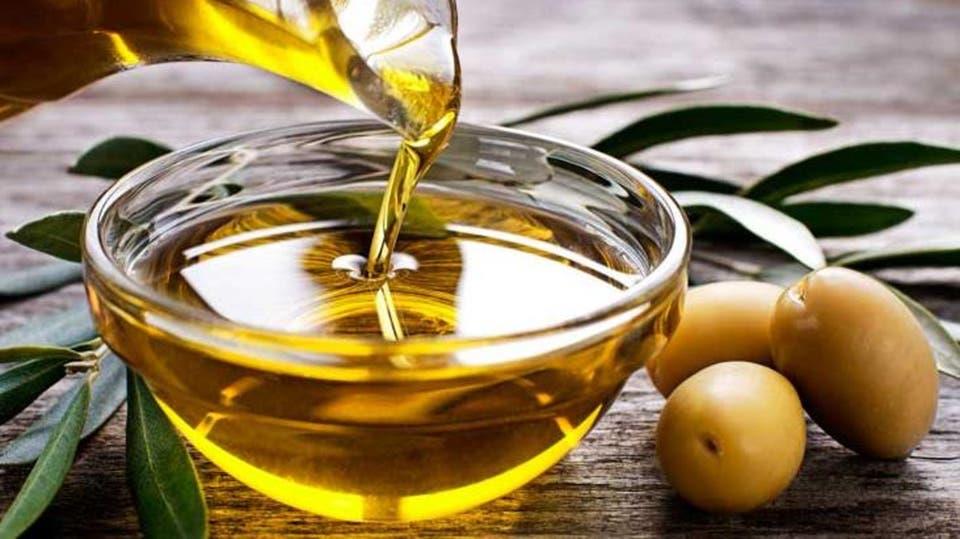 دراسة: استخدام زيت الزيتون بدلا من الزيوت العادية قد يقلل الإصابة بهذه الأمراض