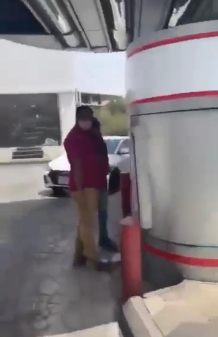 النيابة العامة تأمر بالقبض على شخص ظهر بمقطع فيديو يعتدي بالضرب على مقيم ويسخر منه .