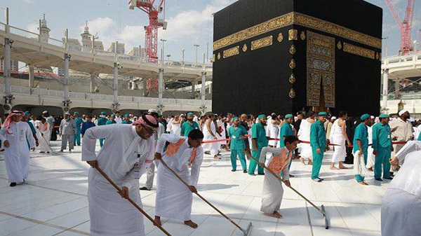 إجراءات تطهير المسجد الحرام وساحاته استعدادًا لاستقبال الحجاج