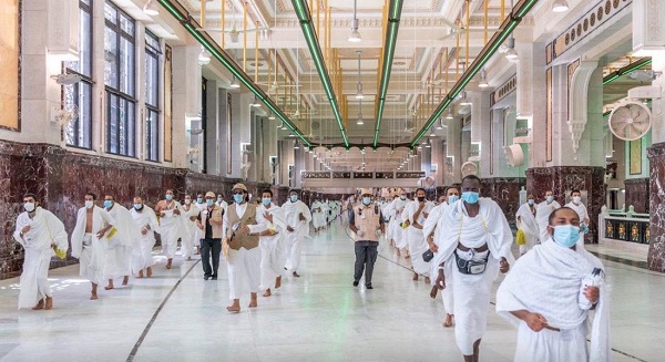 حجاج بيت الله الحرام يؤدون طواف القدوم