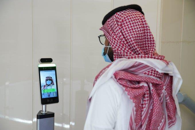"نيوم" تستخدم جهازاً يعمل بالأشعة تحت الحمراء لقياس درجة حرارة موظفيها