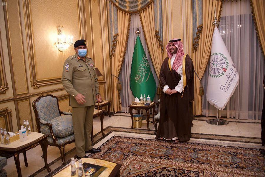 الأمير خالد بن سلمان يستقبل قائد الجيش الباكستاني