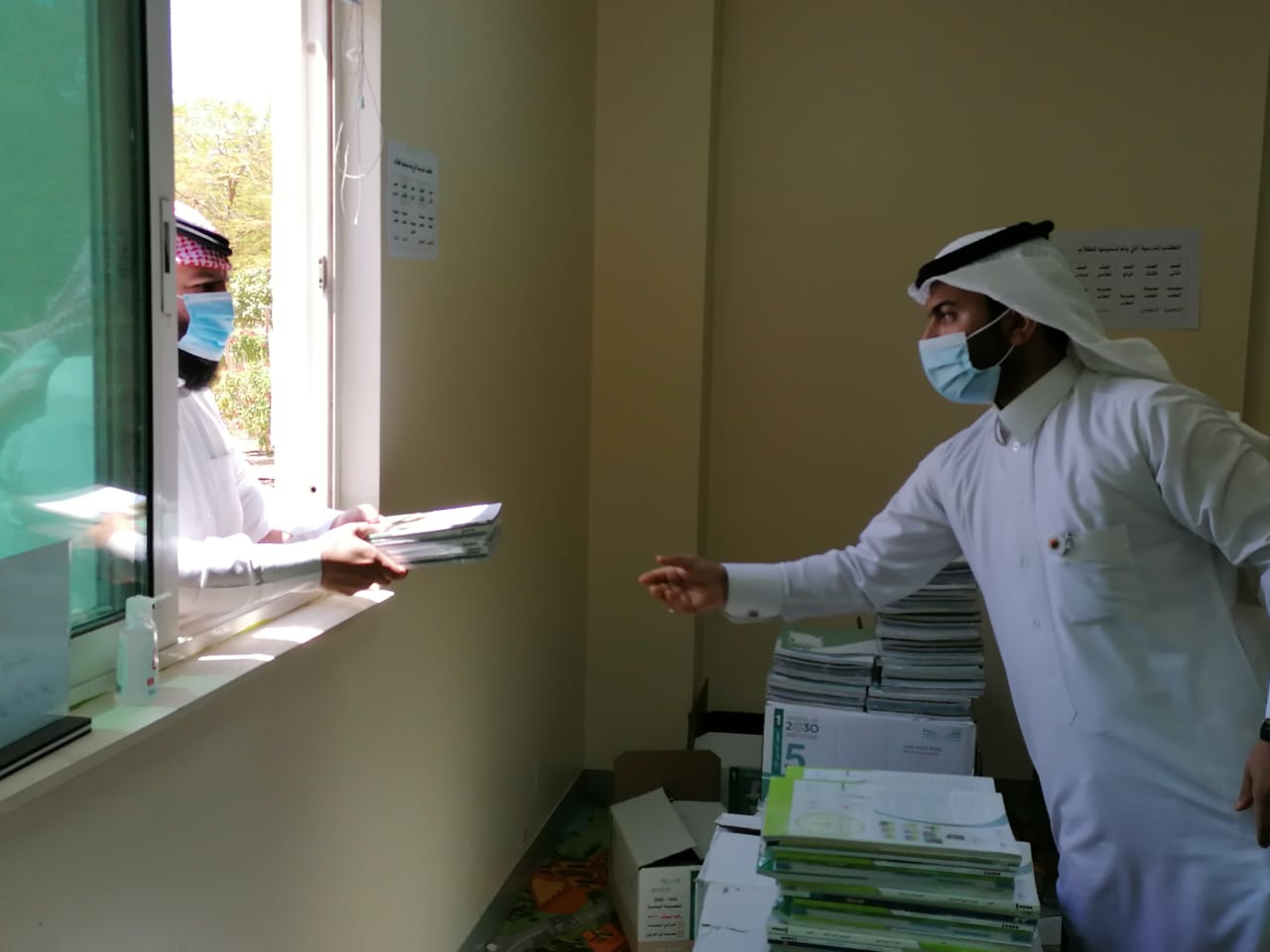 بالصور..مدارس الهيئة الملكية بالجبيل تُسلم "الكتاب المدرسي" بحجز موعد مسبق