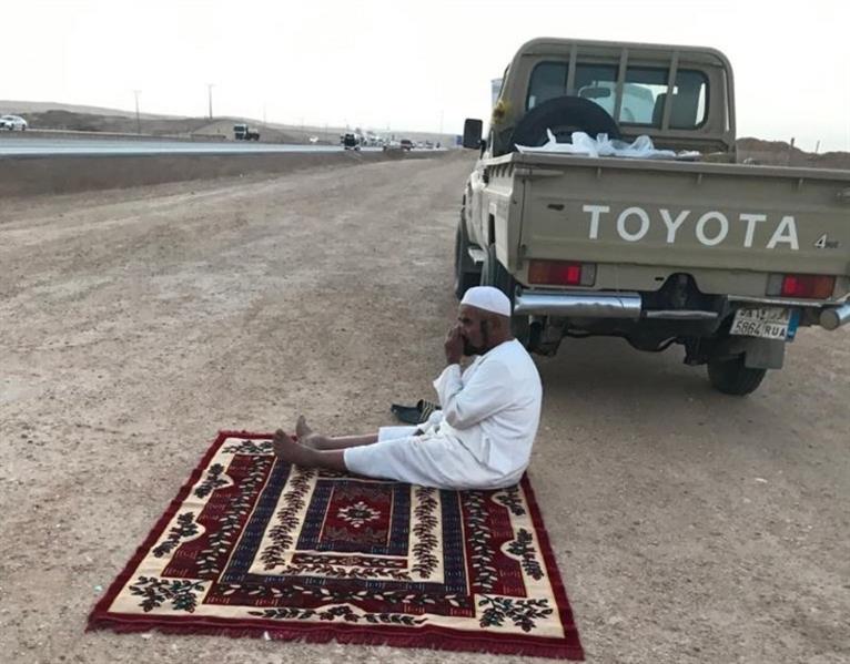العثور على المسن الذي يعاني فقدان الذاكرة على طريق القصيم