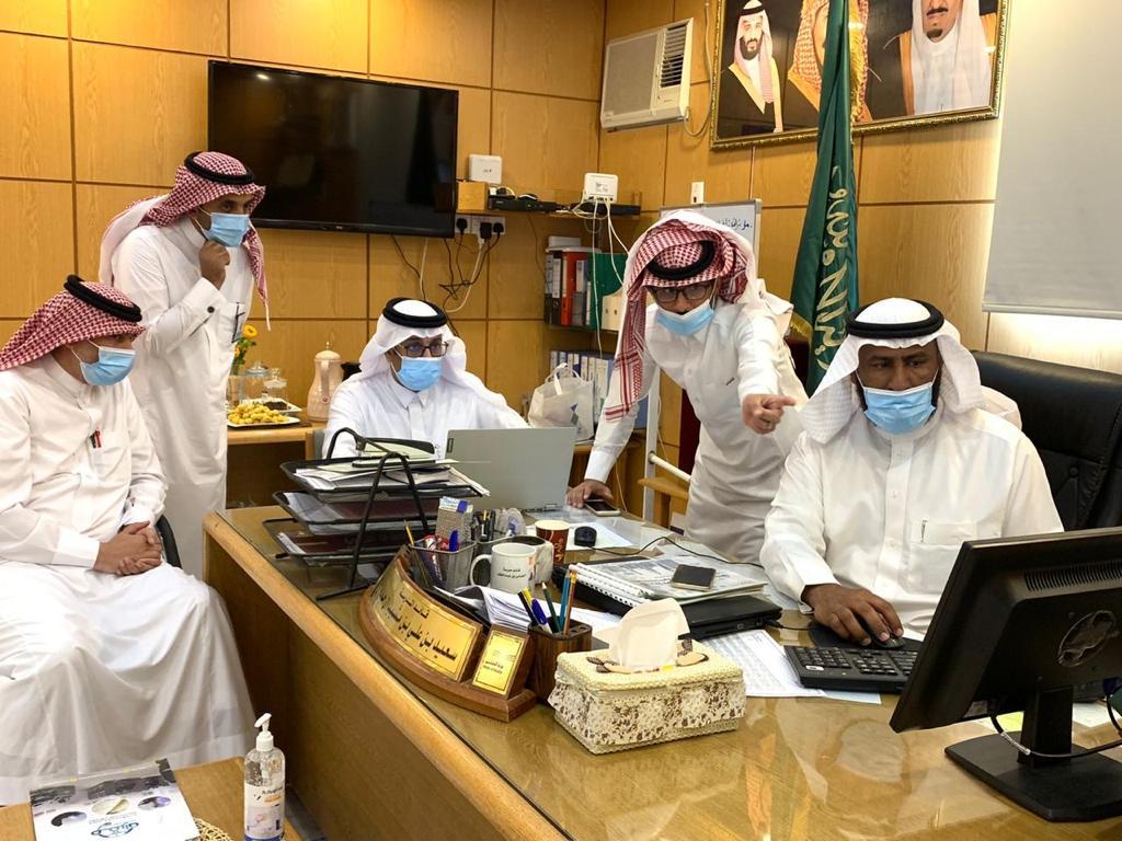 "مدير تعليم سراة عبيدة" يتابع ميدانياً تفعيل منصة مدرستي