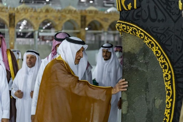 نيابة عن الملك سلمان.. خالد الفيصل يتشرف بغسل الكعبة المشرفة