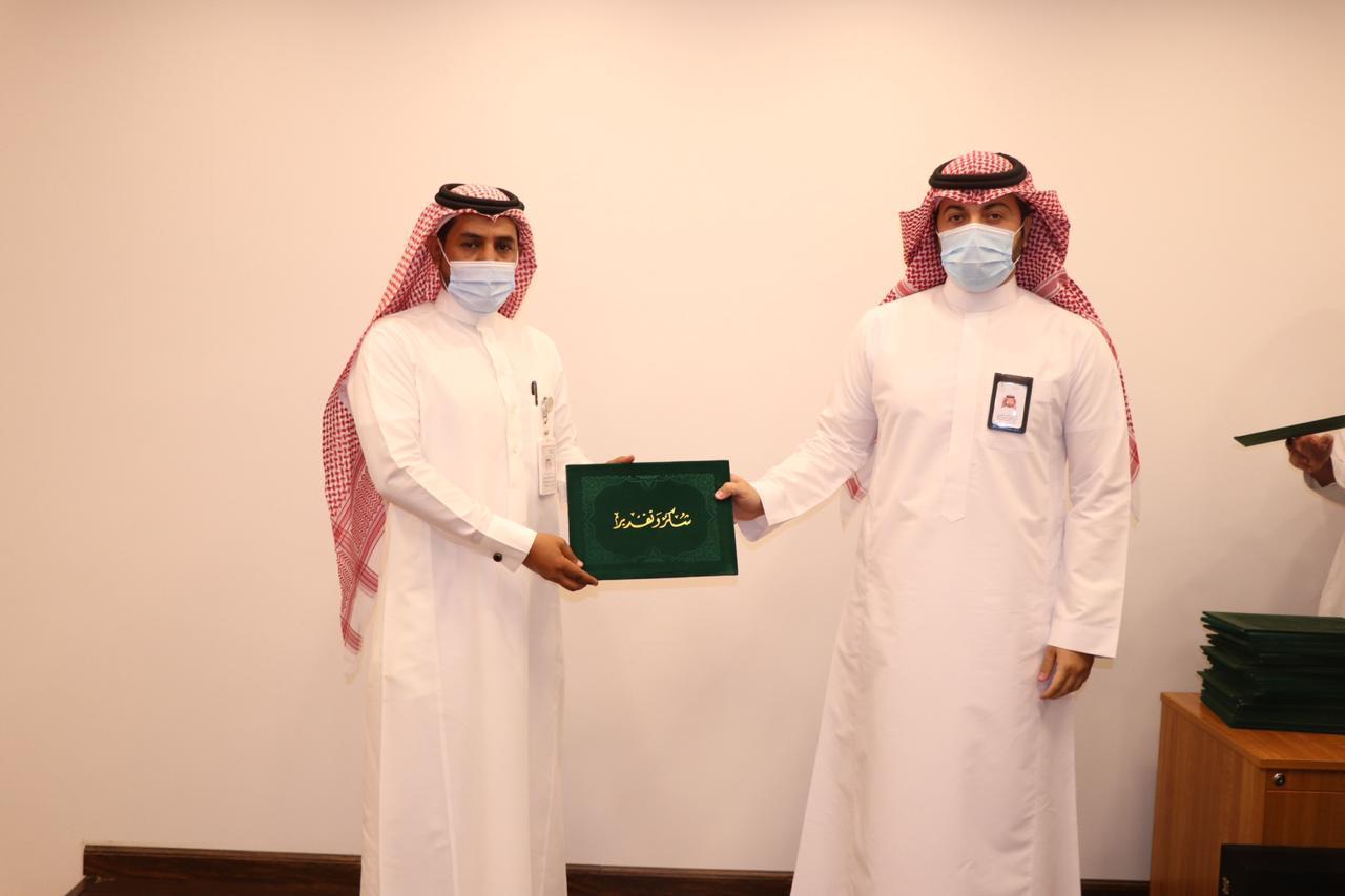 مدير صحة بيشة يكـرم فريـق ٩٣٧