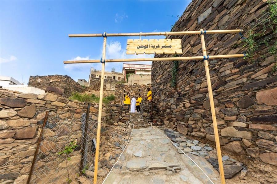 أمير عسير يقف على فرص مشروع نشامى الحي.. وهذا ما سأله لأحد المواطنين (فيديو)