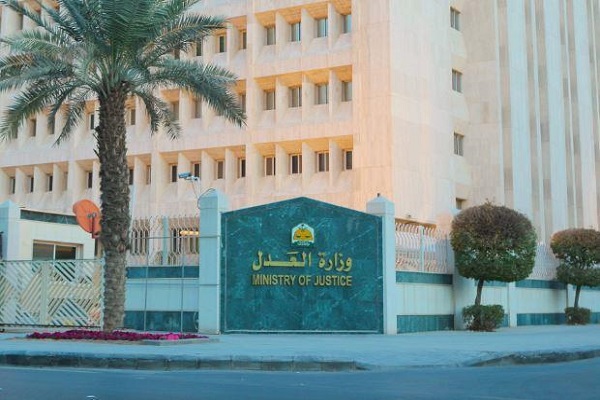 “العدل” توضح الطرق القانونية التي يسلكها الشخص في حال تعرضه للسب والقذف