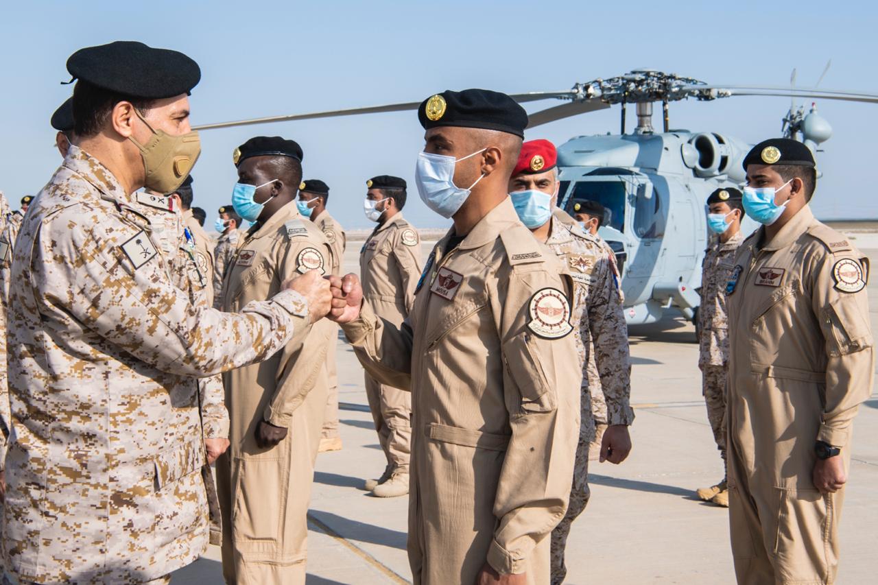 بالصور..القوات البحرية تدشن الطائرات العامودية البحرية القتالية المتعددة المھام من نوع (MH-60R)