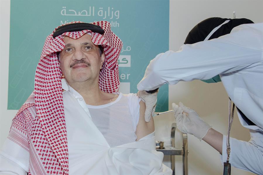 فيديو.. الأمير سعود بن نايف يتلقى الجرعة الثانية من لقاح "كورونا" ويؤكد: لم أشعر بأي أعراض