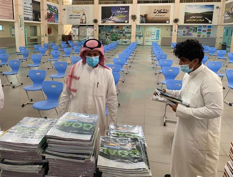 صور.. المدارس تبدأ تسليم الكتب الدراسية للطلاب والطالبات