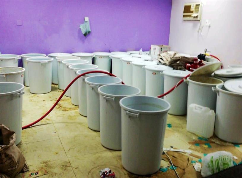 صور.. ضبط وكر لتصنيع الخمور في إحدى الاستراحات بمكة المكرمة