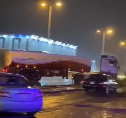 شاهد.. انزلاق ناقلة وقود على طريق بالطائف ونجاة أشخاص من الدهس في اللحظة الأخيرة