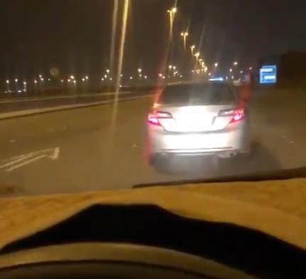 "المرور" يضبط قائد مركبة ضايق سيِّدة في طريق بجدة وحاول إيقاف سيارتها بالقوة